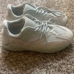 Yeezy boost 700’s size:11.5